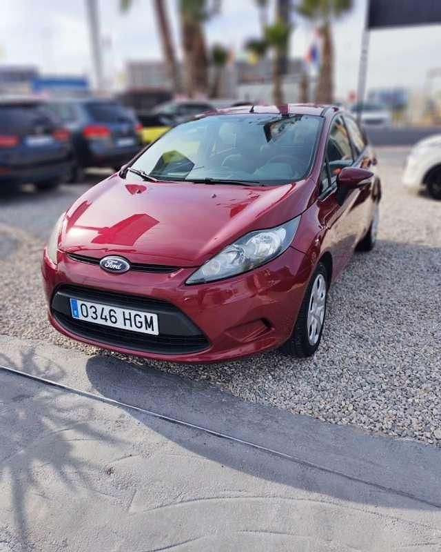 Usado Ford Fiesta Trend 82 CV (60 kW) 2011 Burdeos Utilitario