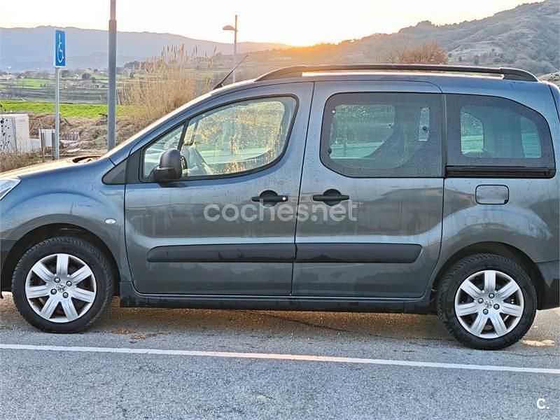 Usado Peugeot Partner Tepee Outdoor 100 CV (73 kW) 2016 Gris / plata Monovolumen