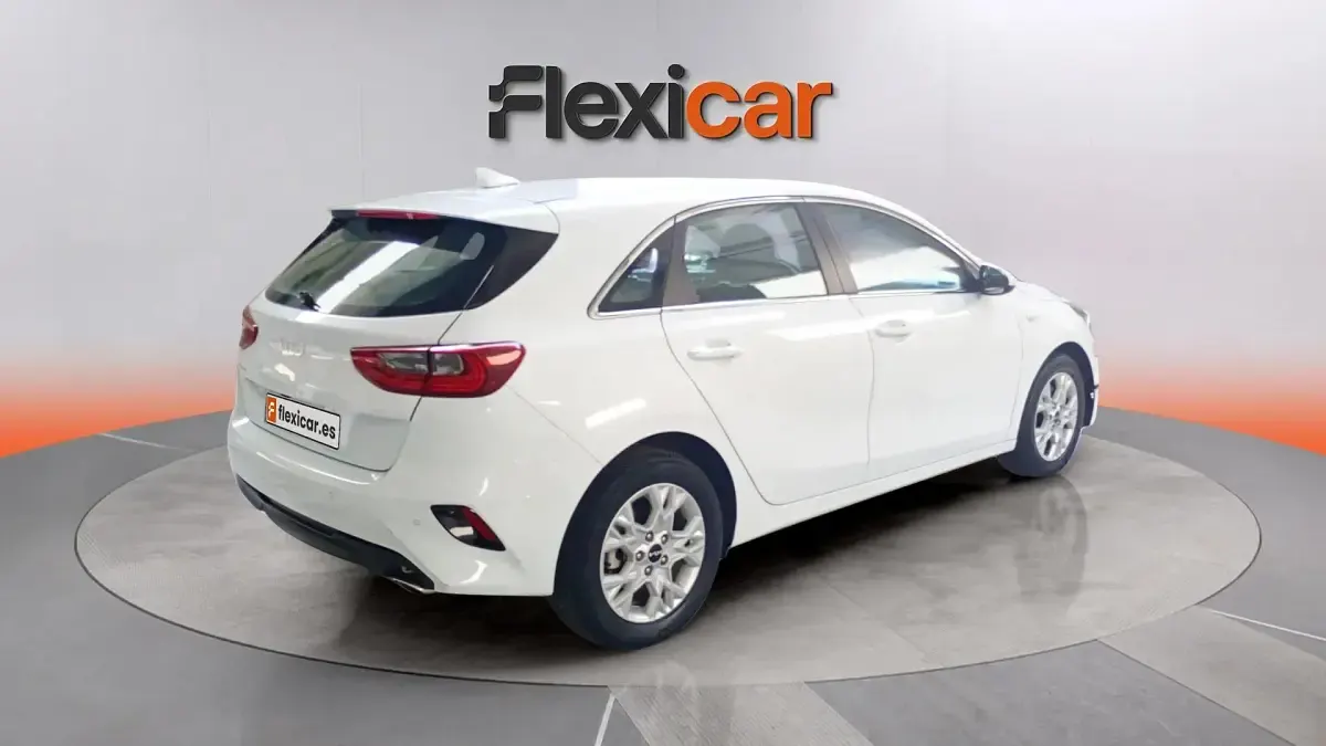 Usado Kia Ceed 136 CV (100 kW) 2023 Blanco Utilitario
