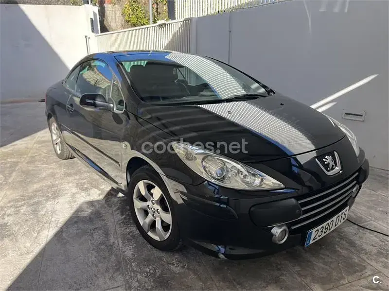 Usado Peugeot 307 CC 110 CV (80 kW) 2005 Negro Descapotable