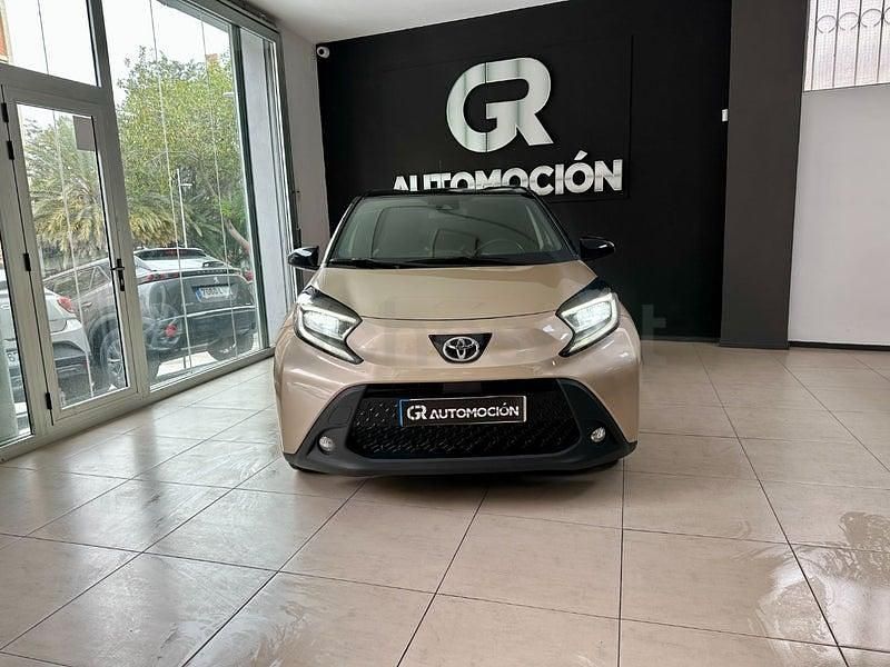 Usado Toyota Aygo X Play 72 CV (52 kW) 2022 Beige SUV