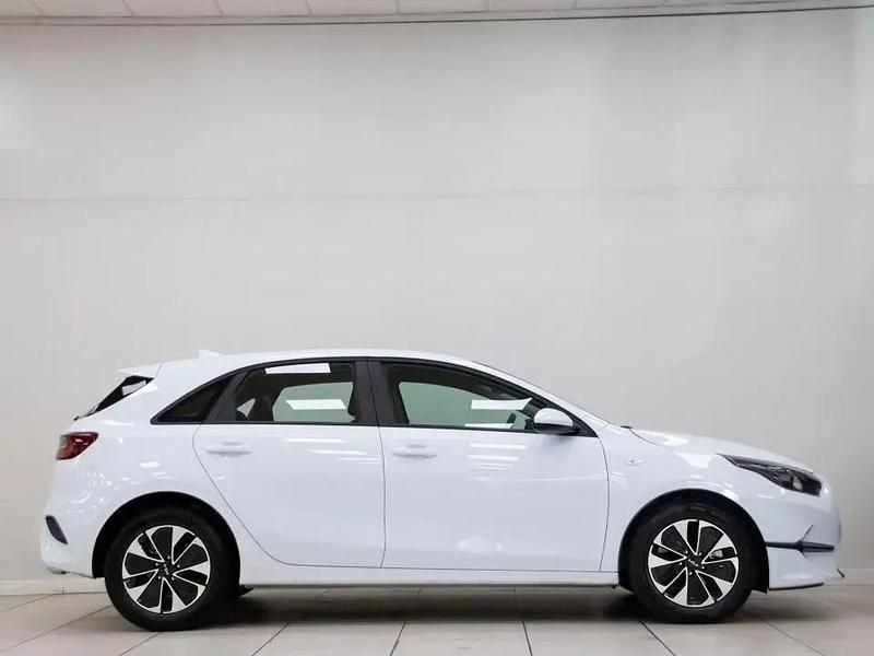 Używany Kia Ceed 100 KM (73 kW) 2025 Otro Hatchback