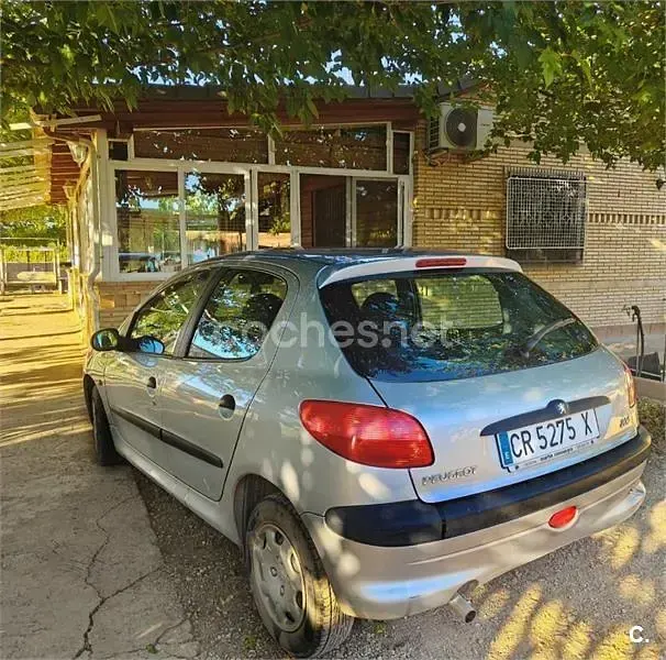 Usado Peugeot 206 75 CV (55 kW) 2000 Gris / plata Berlina