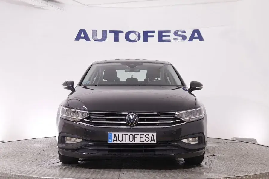 Usado VW Passat 122 CV (89 kW) 2022 Gris Familiar