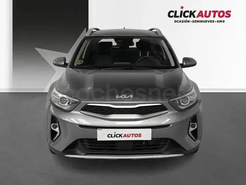 Usado Kia Stonic 100 CV (73 kW) 2025 Gris / plata SUV