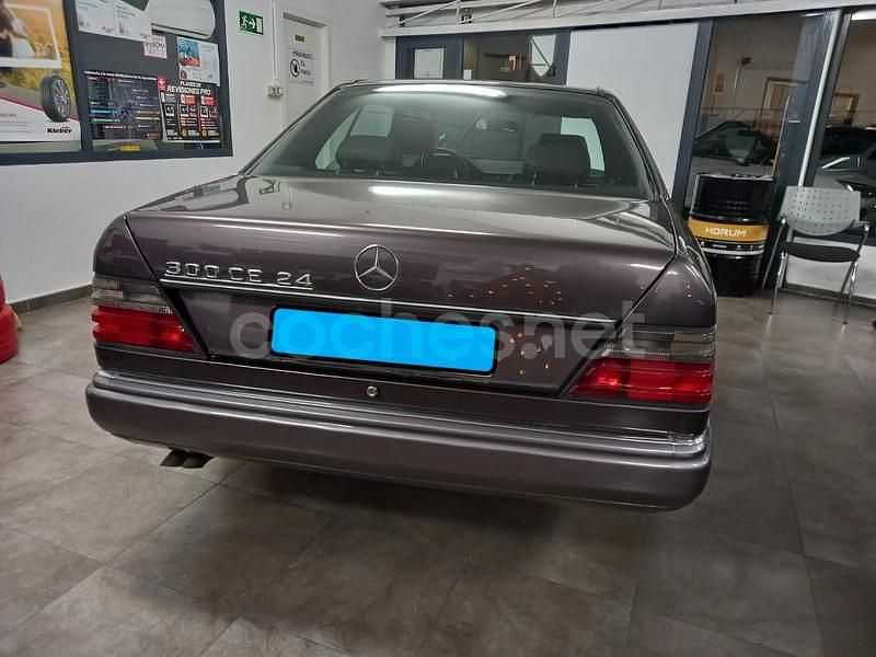 Usado Mercedes E300 220 CV (161 kW) 1992 Violeta / lila Descapotable