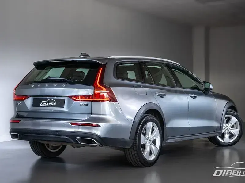 Usado Volvo V60 CC Pro 190 CV (139 kW) 2019 Gris / plata Familiar