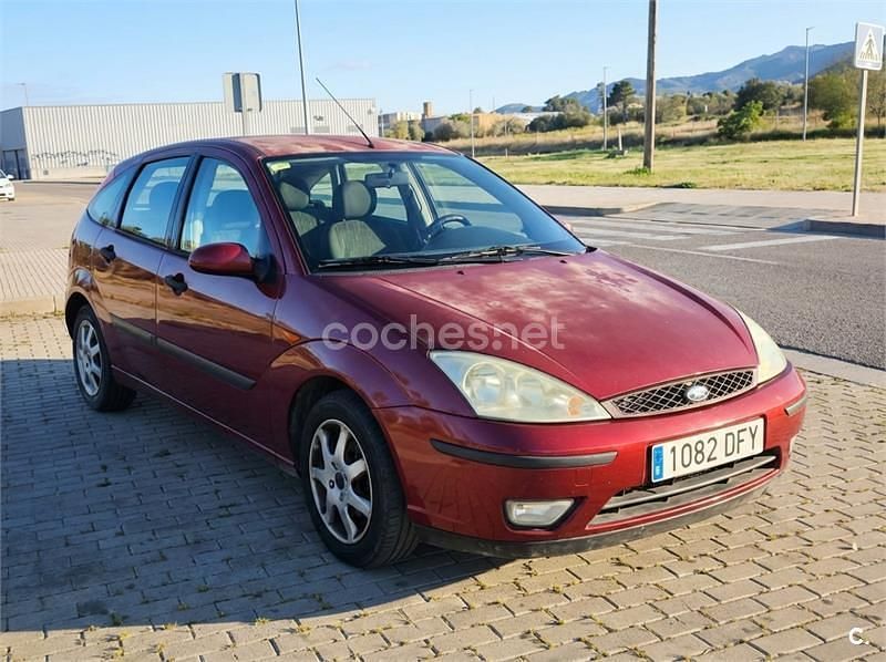 Używany Ford Focus Trend 100 KM (73 kW) 2005 Czerwony Sedan/Limuzyna