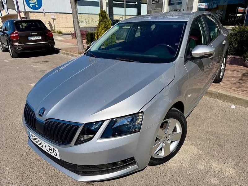 Usado Skoda Octavia Active 116 CV (85 kW) 2019 Gris / plata Berlina