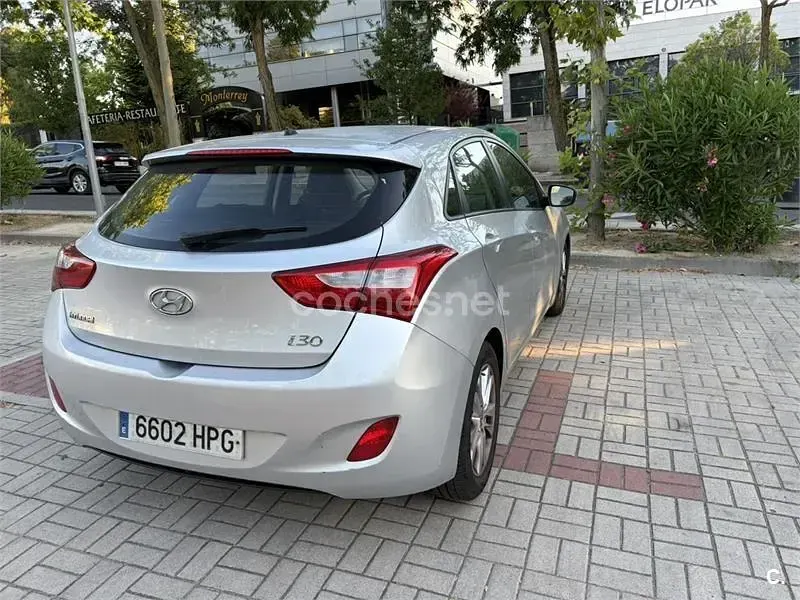 Usado Hyundai i30 GLS 110 CV (80 kW) 2013 Gris / plata Berlina