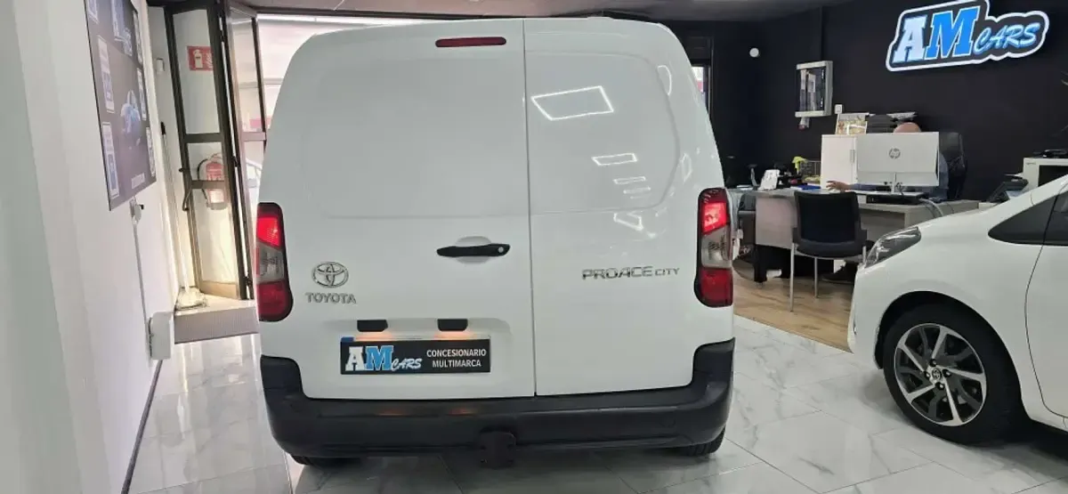 Usado Toyota Proace 101 CV (74 kW) 2022 Blanco Monovolumen