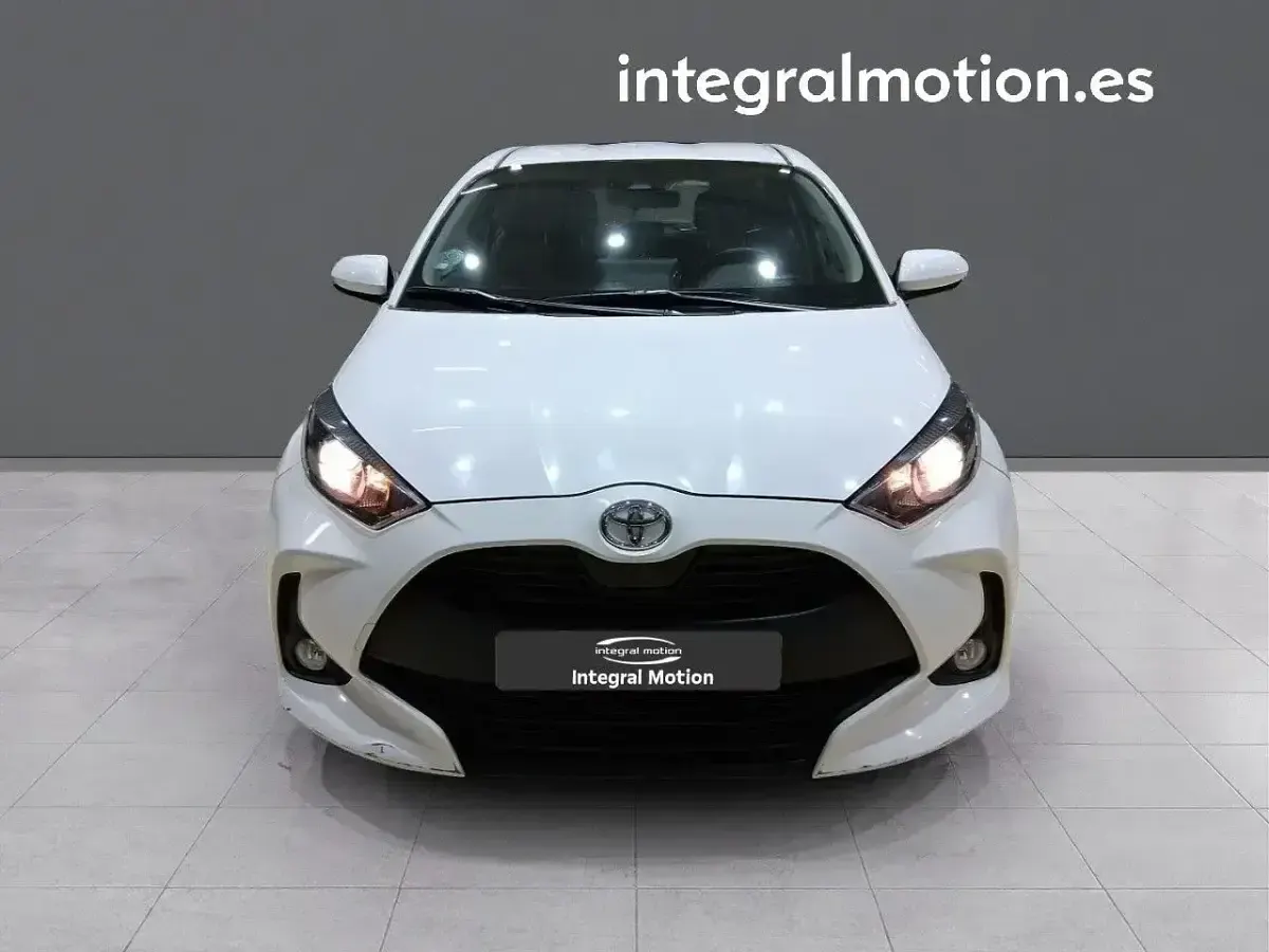 Usado Toyota Yaris Business Edition 69 CV (50 kW) 2022 Blanco Utilitario