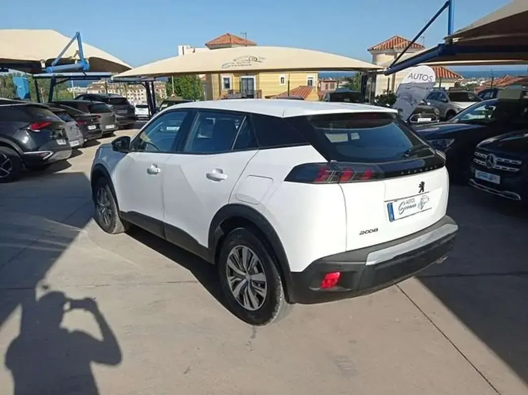 Usado Peugeot 2008 Active 110 CV (80 kW) 2021 Blanco SUV