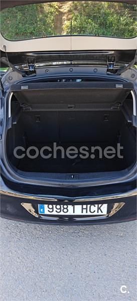 Usado Opel Astra Sportive 110 HP (80 kW) 2011 Preto Sedan