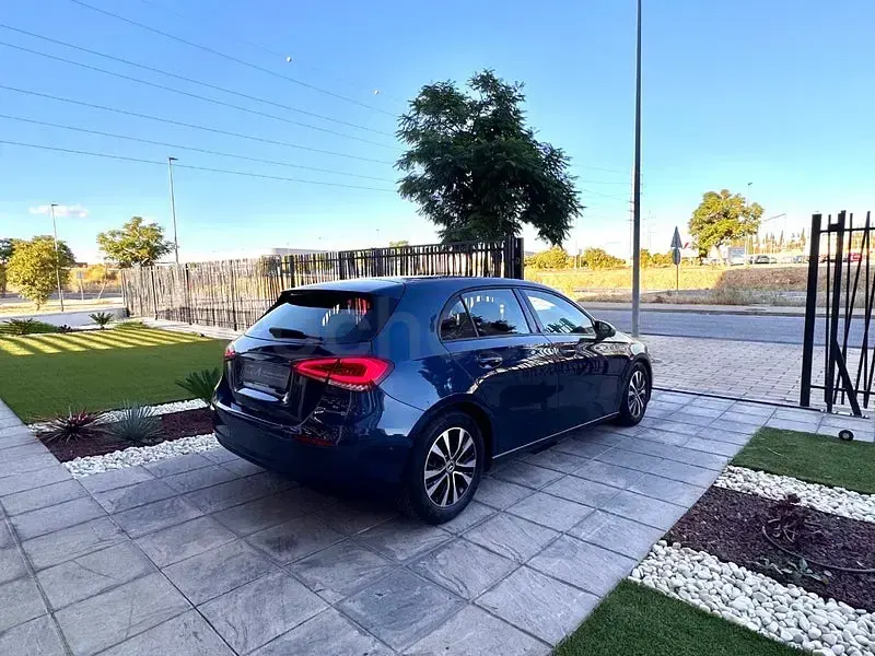 Usado Mercedes A180 116 CV (85 kW) 2022 Azul Berlina