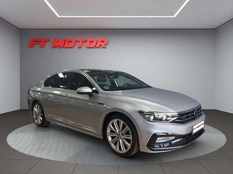 Gris / plata Usado 2022 VW Passat R-line Berlina | 20.999 € (Precio justo) - Imagen 1/4