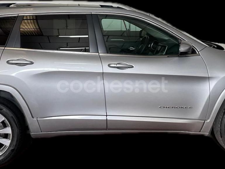 Usado Jeep Cherokee Overland 195 CV (143 kW) 2019 Gris / plata SUV