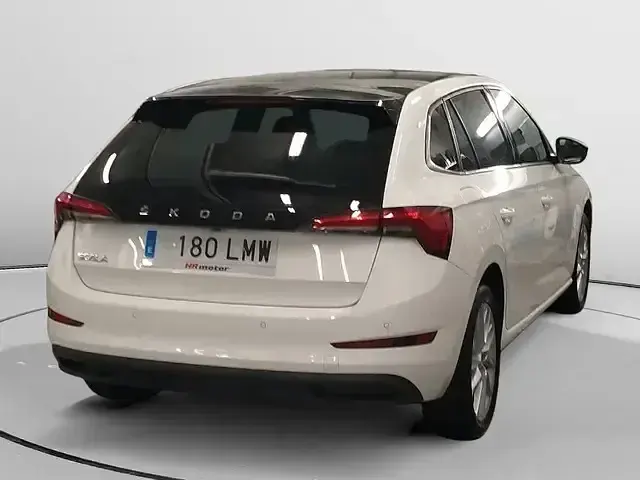 Usado Skoda Scala Style 110 CV (80 kW) 2021 Blanco Utilitario