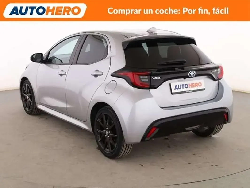 Usado Toyota Yaris Hybrid Style 116 CV (85 kW) 2022 Gris Berlina