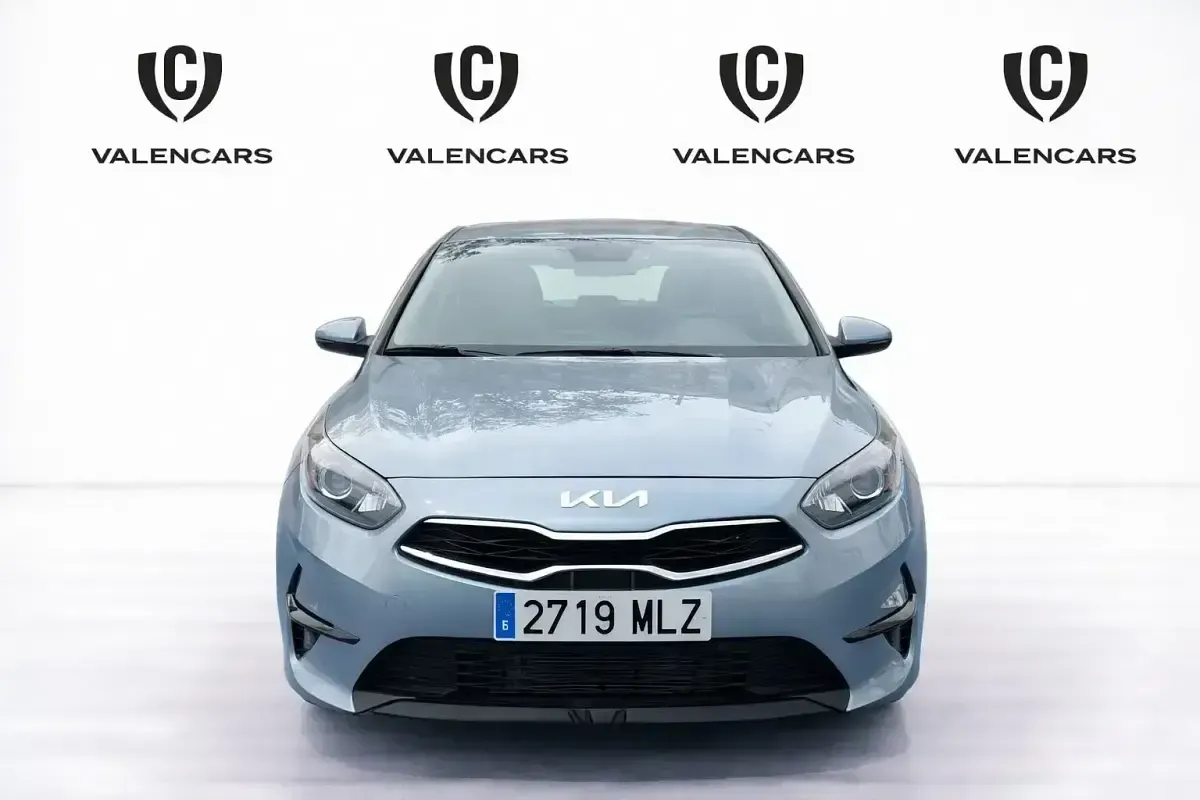 Usado Kia Ceed 120 CV (88 kW) 2024 Gris / plata Utilitario