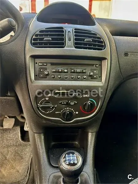 Usado Peugeot 206 75 CV (55 kW) 2003 Rojo Familiar