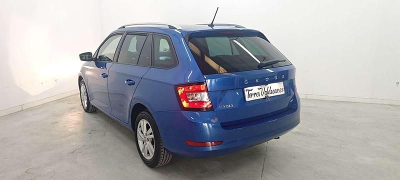 Usado Skoda Fabia Ambition 95 CV (69 kW) 2020 Azul Familiar