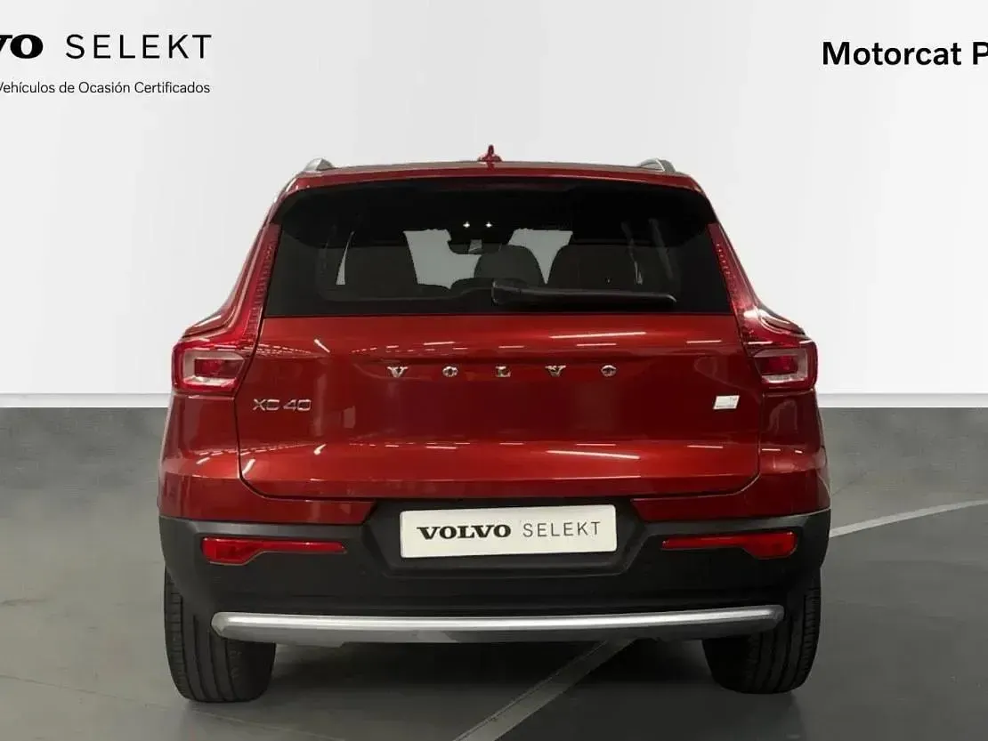 Usado Volvo XC40 Core 129 CV (94 kW) 2023 Rojo fusion m. c725e SUV