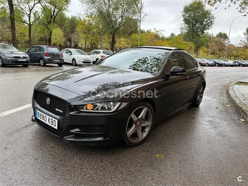 Usado Jaguar XE R-Sport 180 CV (132 kW) 2017 Negro Berlina