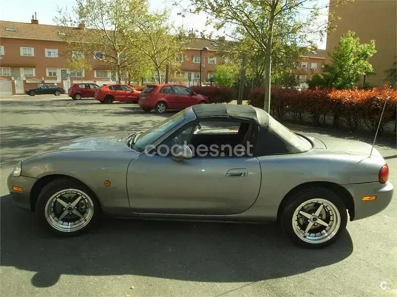 Usado Mazda MX5 110 CV (80 kW) 2003 Gris / plata Descapotable