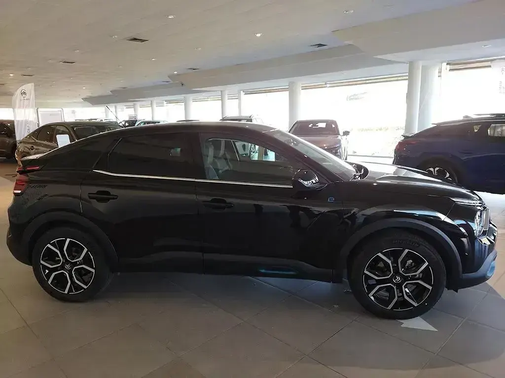 Usado Citroën e-C4 Shine 100 kW (136 CV) 2022 Negro perla nera Utilitario