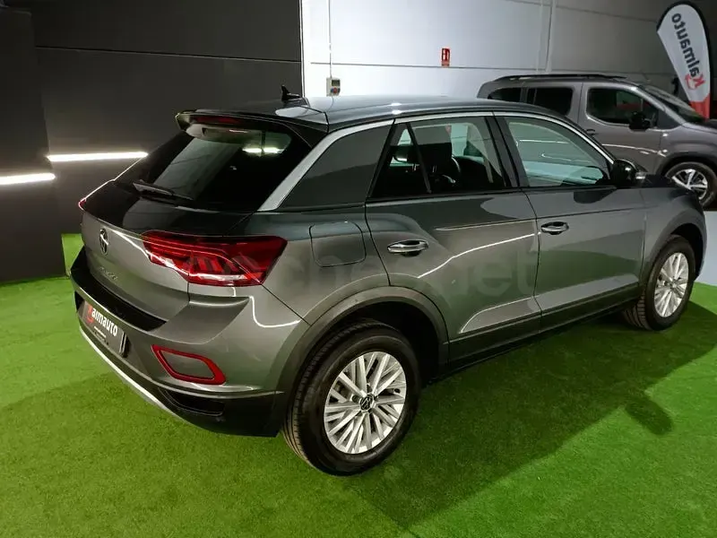 Usado VW T-Roc 110 CV (80 kW) 2023 Gris / plata SUV