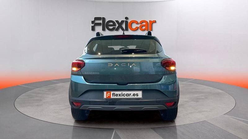 Usado Dacia Sandero Expression 101 CV (74 kW) 2023 Verde Utilitario