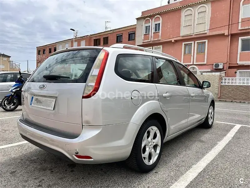 Usado Ford Focus Trend 100 CV (73 kW) 2009 Gris / plata Familiar