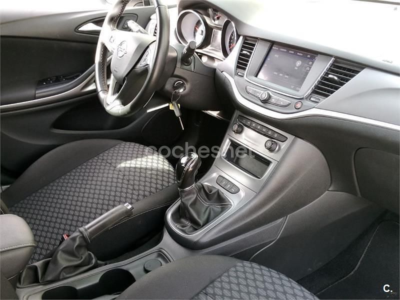 Używany Opel Astra Selective 110 KM (80 kW) 2018 Biały Sedan/Limuzyna