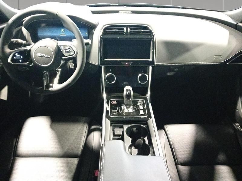 Usado Jaguar XE R-Dynamic 204 CV (150 kW) 2024 Eiger grey Berlina