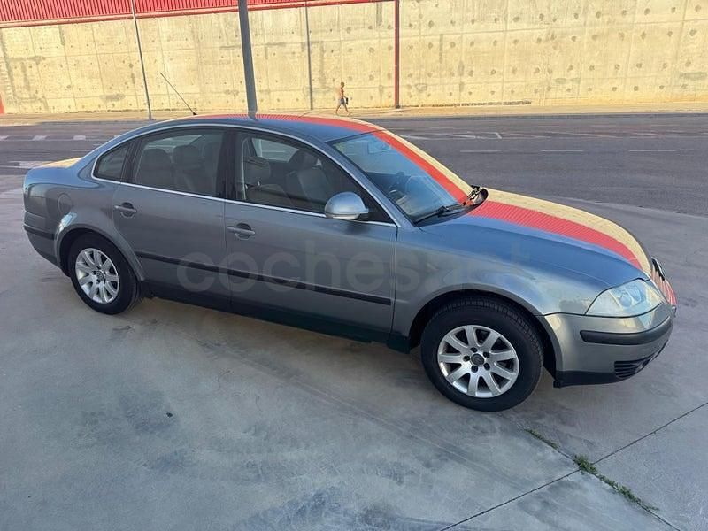 Usado VW Passat Advance 130 CV (95 kW) 2004 Gris / plata Familiar