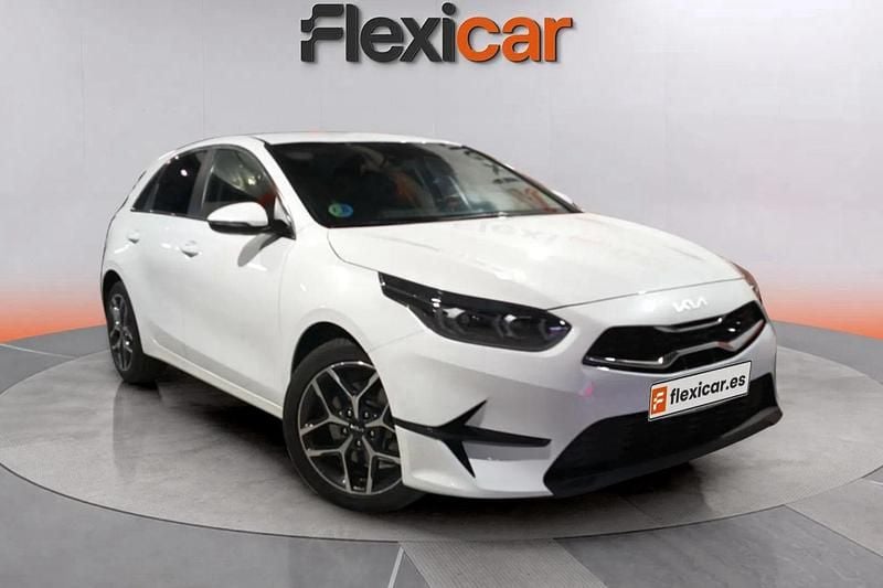 Blanco Usado 2023 Kia Ceed Utilitario | 20.990 € (Precio justo) - Imagen 1/4
