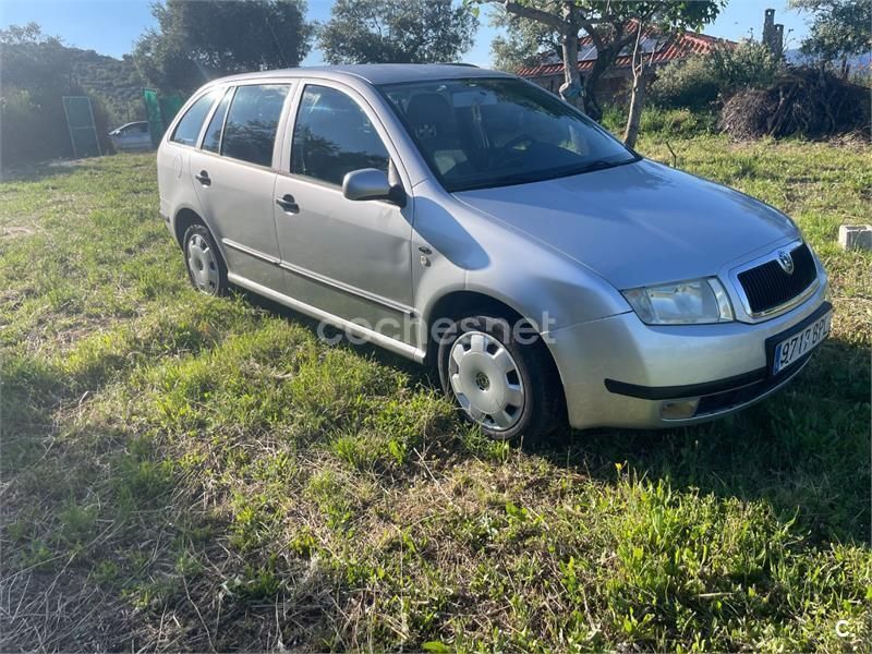 Gris / plata Usado 2001 Skoda Fabia Comfort Berlina | 2200 € (Precio justo) - Imagen 1/4