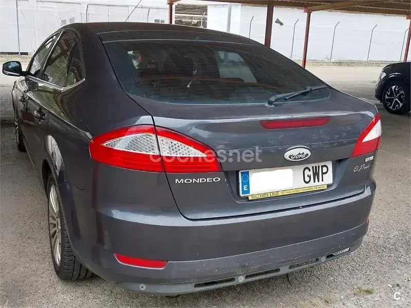 Usado Ford Mondeo Titanium 140 CV (102 kW) 2010 Gris / plata Berlina