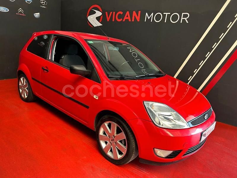 Usado Ford Fiesta 101 CV (74 kW) 2004 Rojo Coupe