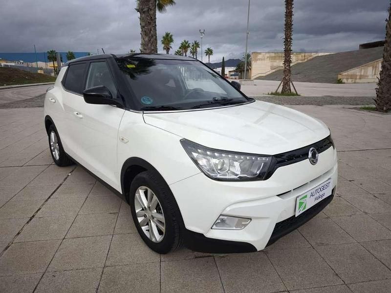 Blanco Usado 2016 Ssangyong (KGM) Tivoli SUV | 10.500 € - Imagen 1/4