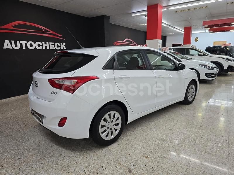 Usado Hyundai i30 90 CV (66 kW) 2016 Blanco Berlina