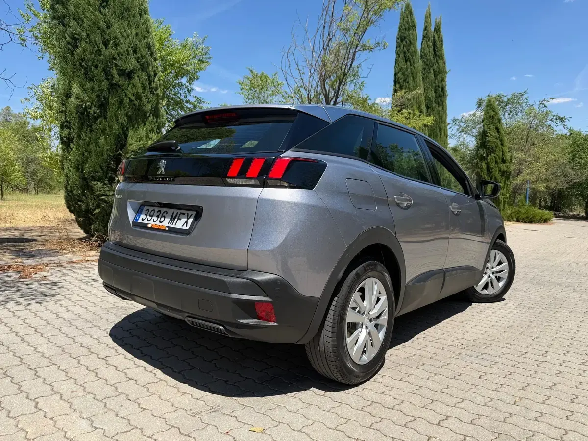 Usado Peugeot 3008 Active 131 CV (96 kW) 2023 Gris SUV