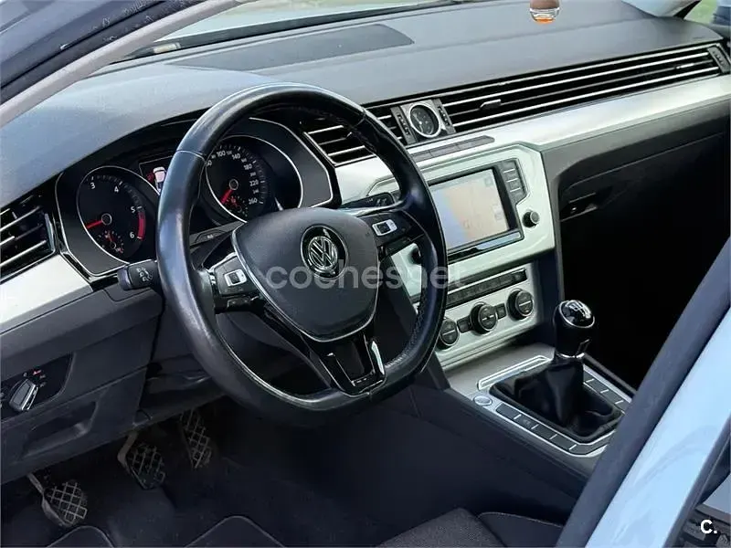 Usado VW Passat Advance 150 CV (110 kW) 2017 Gris / plata Berlina
