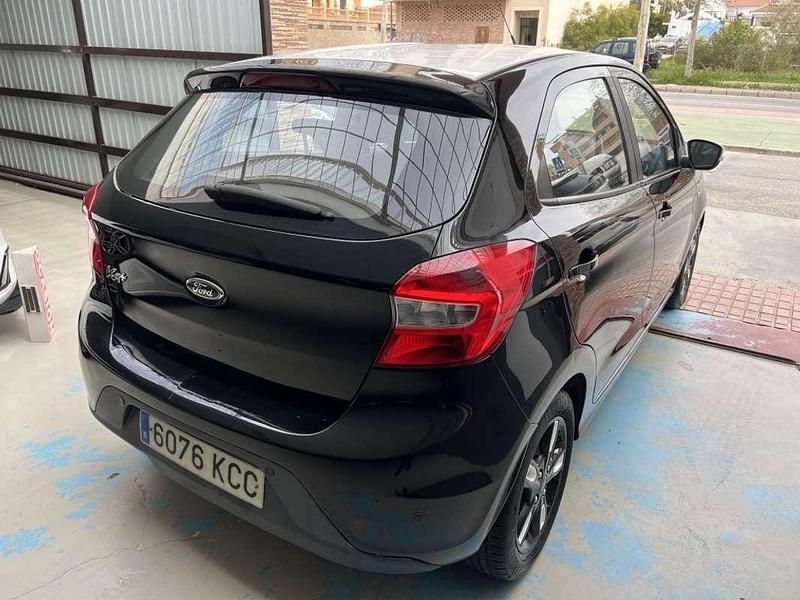 Usado Ford Ka Plus 86 CV (63 kW) 2017 Negro Utilitario