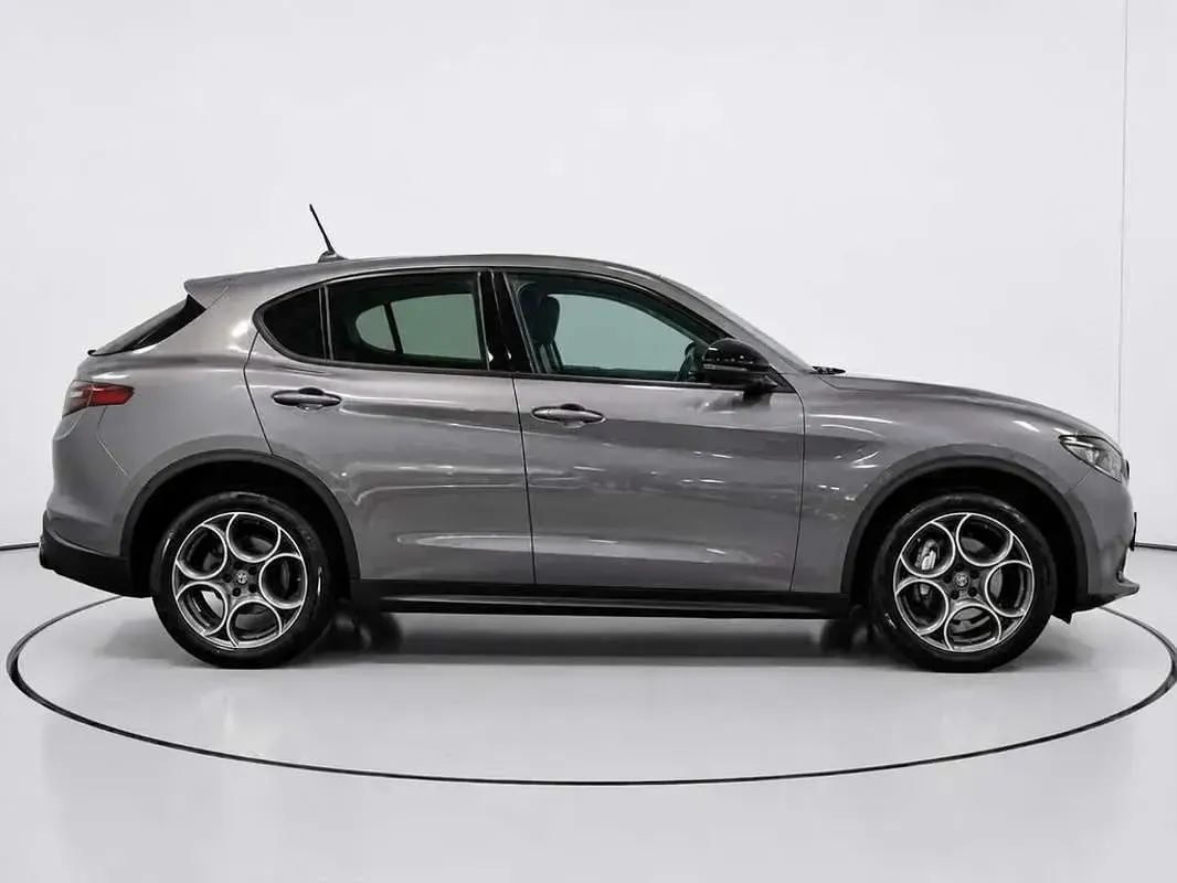 Usado Alfa Romeo Stelvio Sprint 160 CV (117 kW) 2023 Negro SUV