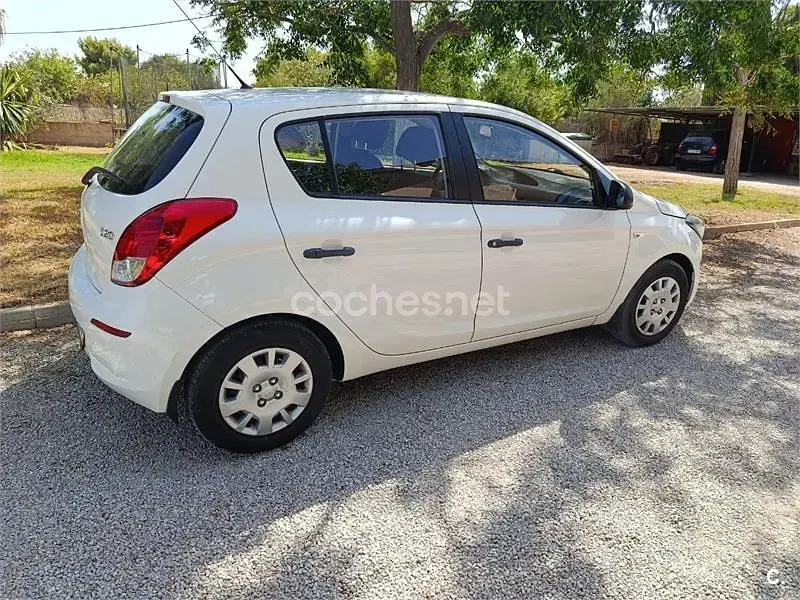 Usado Hyundai i20 85 CV (62 kW) 2013 Blanco Utilitario