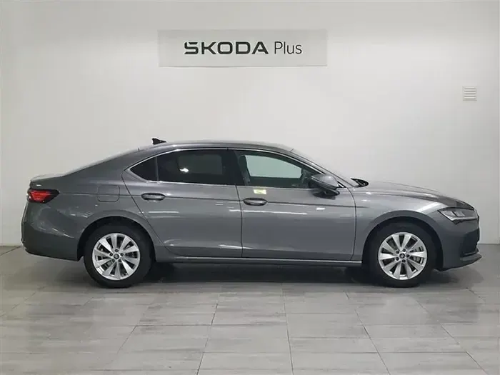 Usado Skoda Superb Selection 204 CV (150 kW) 2025 Gris