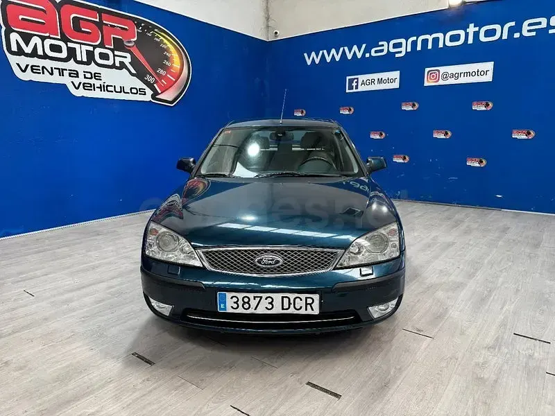 Usado Ford Mondeo Ghia 130 CV (95 kW) 2005 Azul Berlina