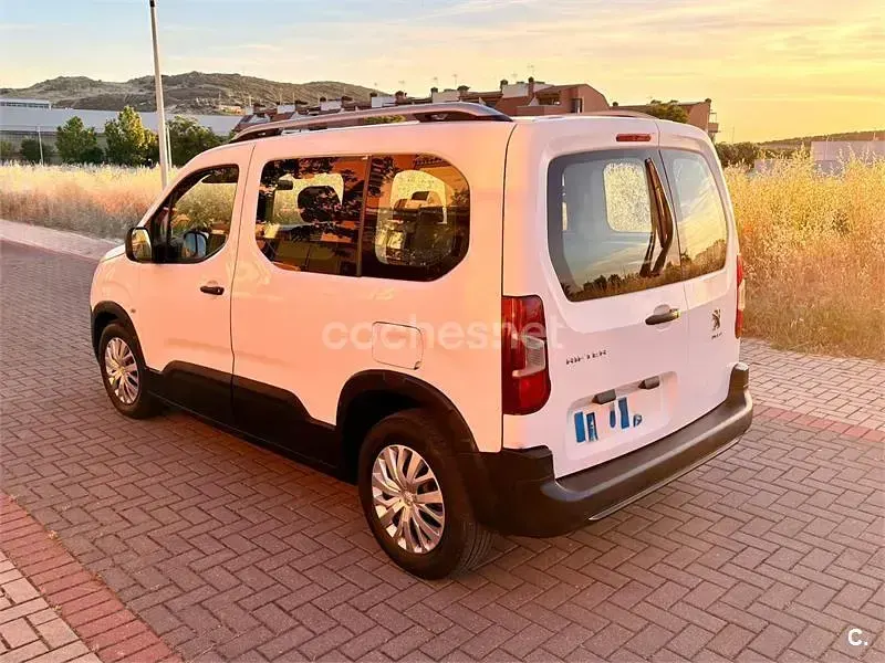 Usado Peugeot Rifter Access 75 CV (55 kW) 2019 Blanco Monovolumen
